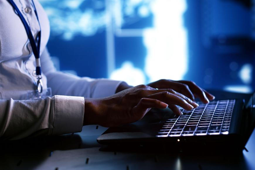 Změní dávky léků, zmaří operace. Průzkum odhalil slabost špitálů vůči hackerům