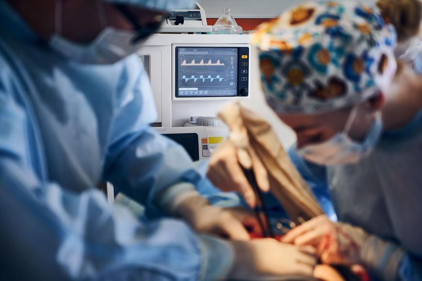 Defibrilátor dostal i umírající. Operace v nemocnici měl údajně ovlivňovat byznys