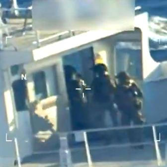 „Ropný tanker byl po několik let sankcionován Spojenými státy kvůli jeho zapojení do nelegální sítě přepravy ropy podporující zahraniční teroristické organizace,“ napsala nejvyšší státní zástupkyně Bondiová země na serveru X.