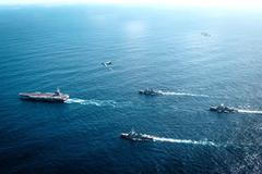 Americké ministerstvo financí v roce 2022 uvalilo na loď Skipper sankce kvůli údajnému zapojení do pašování ropy, které generovalo příjmy pro Hizballáh a Islámské revoluční gardy a jednotky Kuds. Na snímku ůderná skupina letadlových lodí Geralda R. Forda vplouvá 16.11. 2025 do Karibského moře.