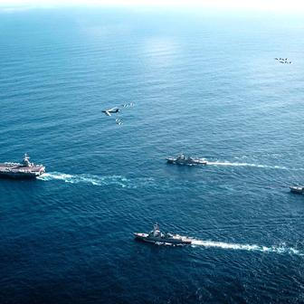 Americké ministerstvo financí v roce 2022 uvalilo na loď Skipper sankce kvůli údajnému zapojení do pašování ropy, které generovalo příjmy pro Hizballáh a Islámské revoluční gardy a jednotky Kuds. Na snímku ůderná skupina letadlových lodí Geralda R. Forda vplouvá 16.11. 2025 do Karibského moře.