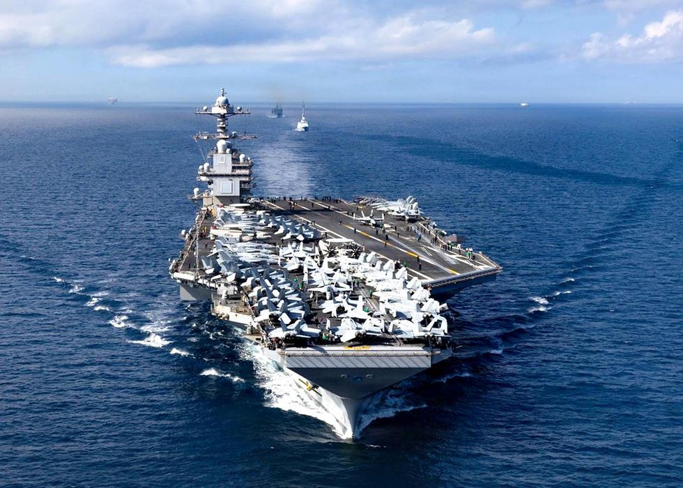 Vysoký vojenský úředník řekl, že vrtulníky použité při operaci odstartovaly z letadlové lodi USS Gerald Ford (na snímku), největší letadlové lodi na světě, která byla minulý měsíc vyslána do Karibiku.