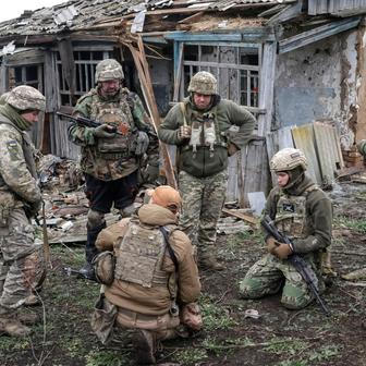 Ukrainian servicemen attend a military exercise between combat missions in Kharkiv region