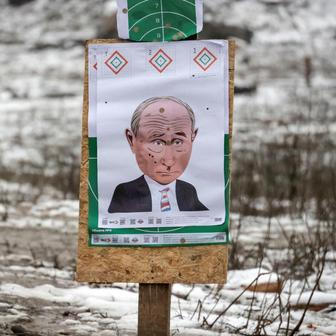 Ukrainian servicemen attend a military exercise between combat missions, in Kharkiv region