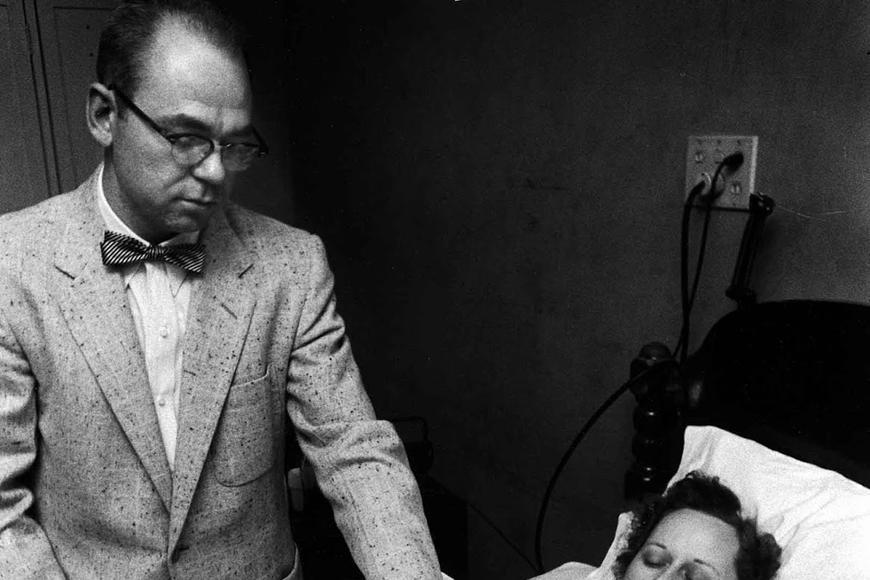 Dala si šlofíka na pohovce, vtom ji zasáhl meteorit. Po bizarním incidentu se o kámen soudila