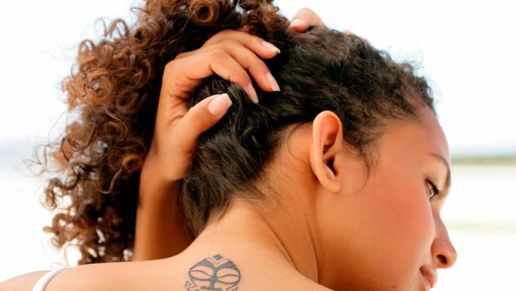 Průlomová mezinárodní studie s účastí českých vědců z Biologického centra AV ČR přišla se znepokojivým zjištěním: pigmenty z tetovacích barev se hromadí v klíčových imunitních buňkách, kde přetrvávají roky.