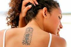 Průlomová mezinárodní studie s účastí českých vědců z Biologického centra AV ČR přišla se znepokojivým zjištěním: pigmenty z tetovacích barev se hromadí v klíčových imunitních buňkách, kde přetrvávají roky.