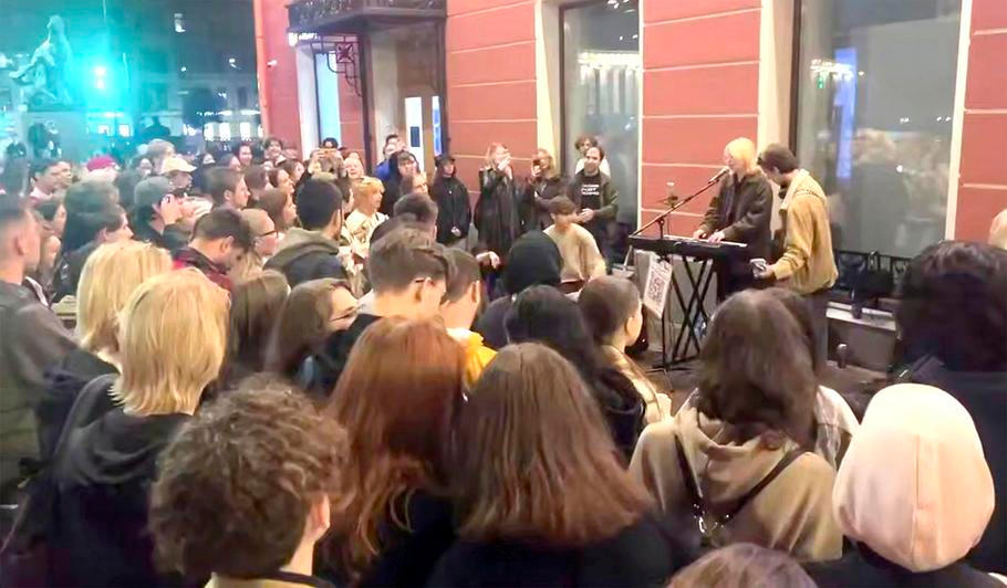 Teen street performer Diana Loginova aka Naoko