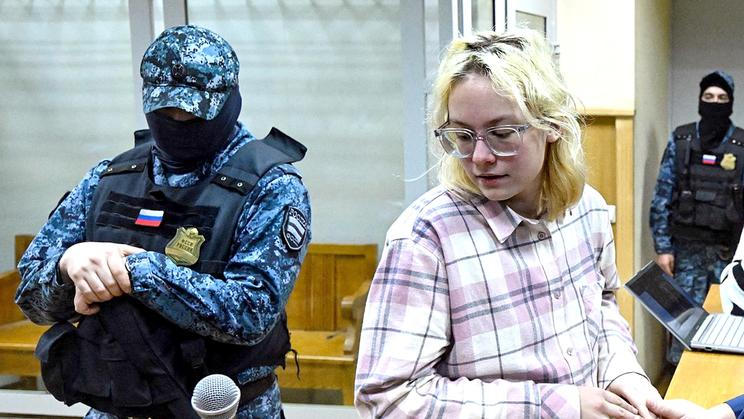 18letá zpěvačka Diana Loginovová před petrohradským soudem v listopadu 2025.