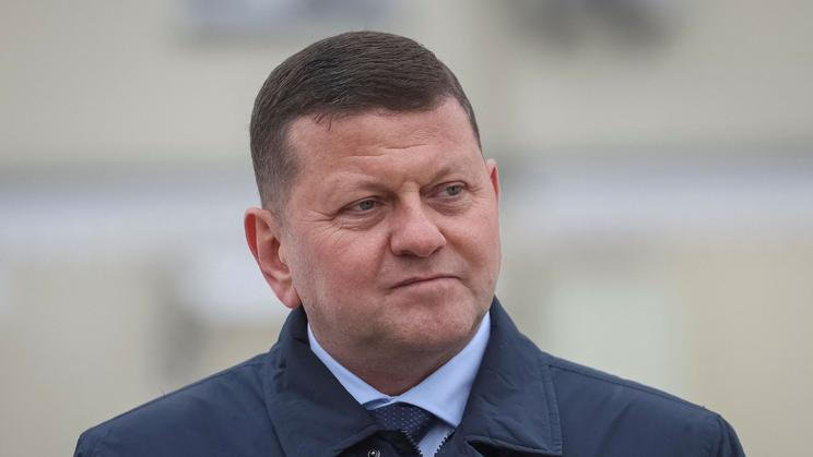 Moskva na bojišti sice skoro nepostupuje, ale na jiných frontách vítězí, píše ukrajinský generál Valerij Zalužnyj.