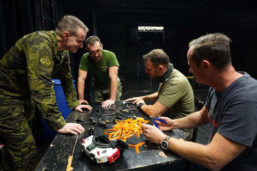 Vojenská policie si přivolala na pomoc i celníky. Akce proti dronařům získává kontury
