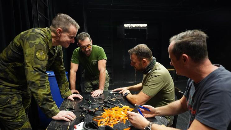 Skupina D je s českou armádou propojena velmi úzce. Nejen přes osobu generála Karla Řehky, ale i přes příslušníky aktivních záloh Jana Veverku či Milana Mikuleckého.