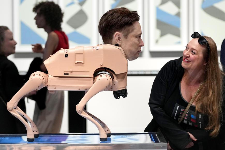 Škoda tyhle fotky minout: Musk jako robopes, moderní viking nebo voda bez konce