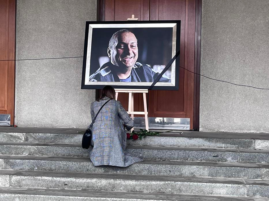 Před krematoriem už je velká fotografie Patrika Hezuckého