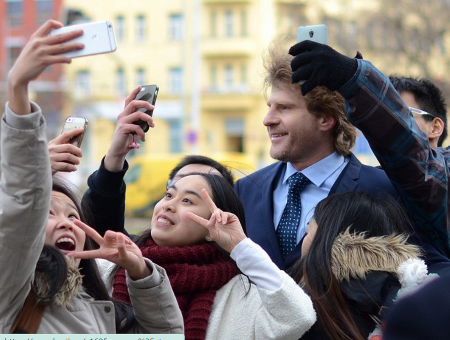 Pavel Batěk ve filmu Jak se moří revizoři (2018).