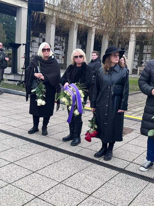 S kyticí červených růží dorazila Marta Jandová