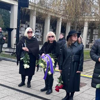 S kyticí červených růží dorazila Marta Jandová