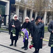 S kyticí červených růží dorazila Marta Jandová