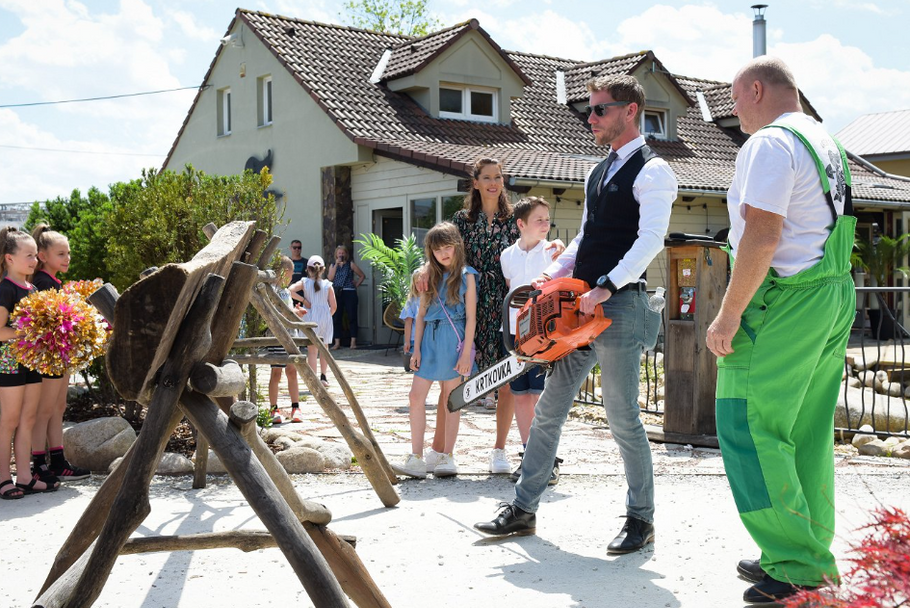 Barbora Seidlová, Jaromír Nosek a David Novotný ve filmu Krtkův svět (2025).