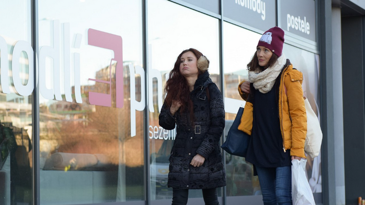 Eva Toulová a Barbora Seidlová ve filmu Deník shopaholičky (2025).