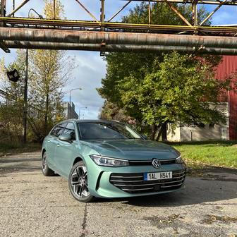 Volkswagen Passat se nabízí aktuálně už jen jako kombík. Kdo chce liftback, musí si pořídit sesterskou Škodu Superb.