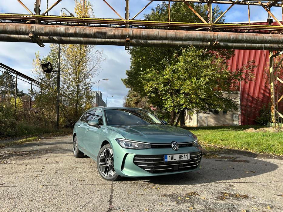 Volkswagen Passat se nabízí aktuálně už jen jako kombík. Kdo chce liftback, musí si pořídit sesterskou Škodu Superb.