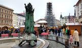 Arionova kašna, v pozadí vánoční trhy a památka UNESCO - sloup Nejsvětější trojice. Olomouc, 5. prosince 2025.