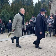 V šedém kabátu přišel kamarád a kolega z podcastu Miloš Pokorný