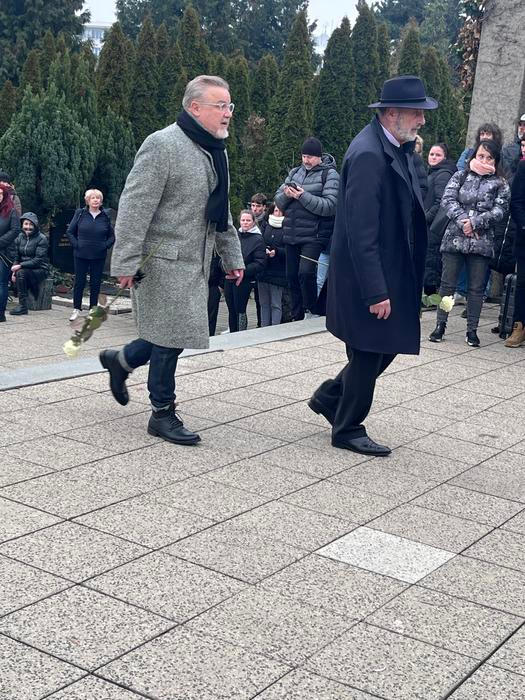 V šedém kabátu přišel kamarád a kolega z podcastu Miloš Pokorný