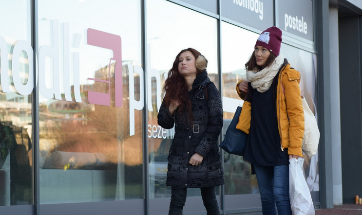 Eva Toulová a Barbora Seidlová ve filmu Deník shopaholičky (2025).