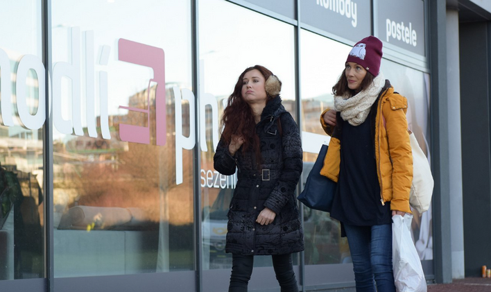 Eva Toulová a Barbora Seidlová ve filmu Deník shopaholičky (2025).