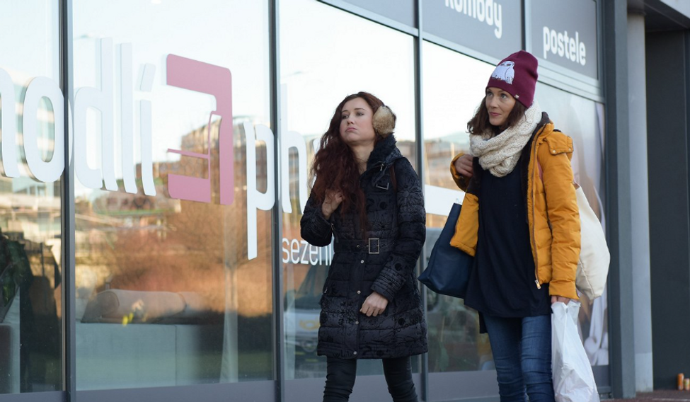 Eva Toulová a Barbora Seidlová ve filmu Deník shopaholičky (2025).