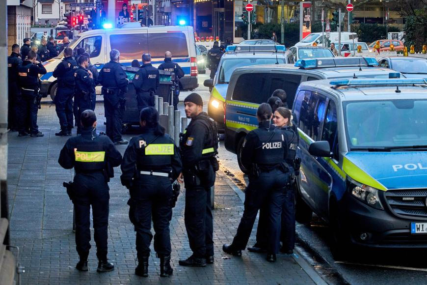 Útok během vánočních trhů v Německu. Pobodaný teenager skončil v nemocnici