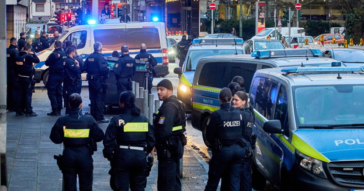 Útok během vánočních trhů v Německu. Pobodaný teenager skončil v nemocnici