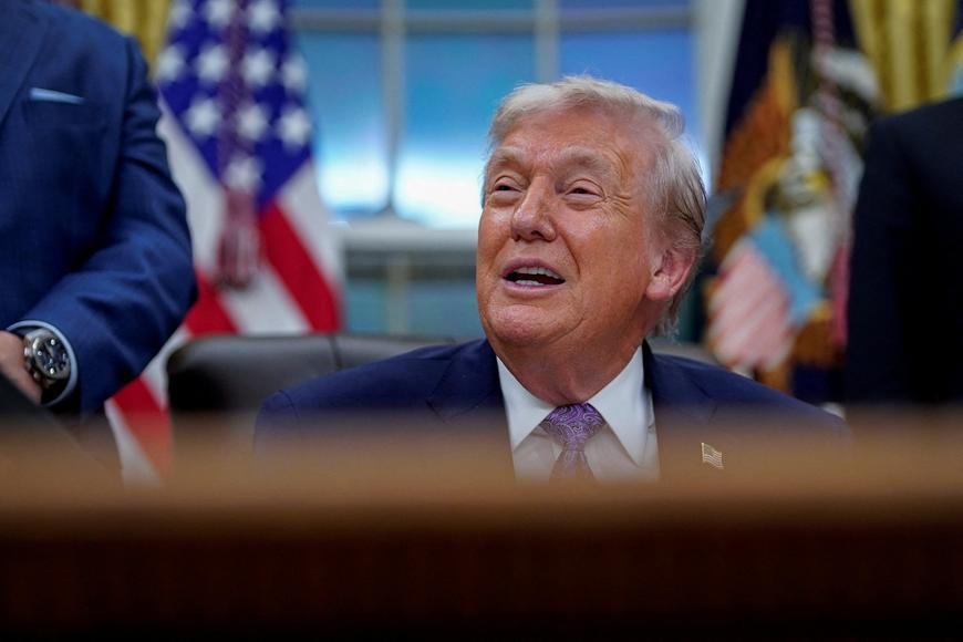 Trumpův narozeninový dárek promění Bílý dům v arénu bijců v kleci