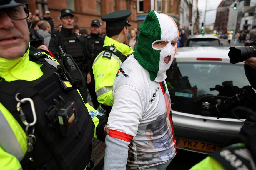 Polský horor. Zakuklenci brutálně napadli fanoušky španělského klubu