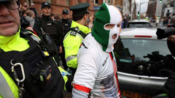 Muž s maskou na hlavě - ilustrační foto