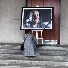 Před krematoriem už je velká fotografie Patrika Hezuckého