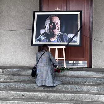 Před krematoriem už je velká fotografie Patrika Hezuckého