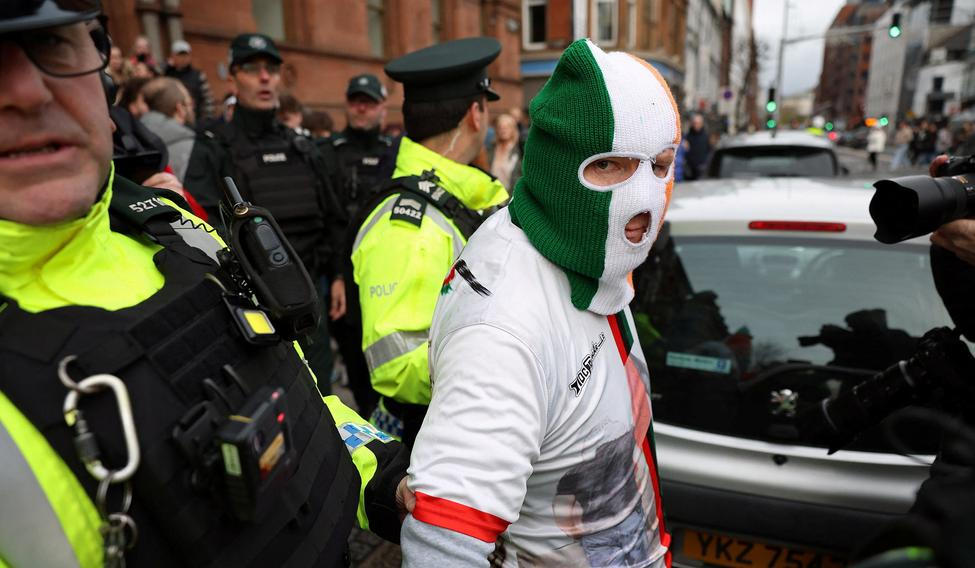 Muž s maskou na hlavě - ilustrační foto