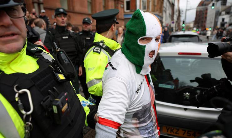 Muž s maskou na hlavě - ilustrační foto