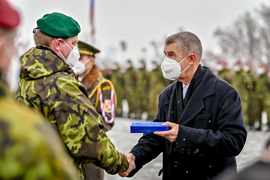 Kdo nahradí jestřába v čele českého vojska? Šance covidové hvězdy stoupají