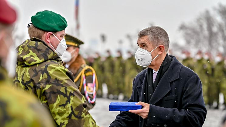 Přesně před čtyřmi roky, v prosinci 2021, předával Andrej Babiš vojákům ocenění za pomoc v boji s covidem. Na Vítkov dorazil i Petr Šnajdárek, z něhož je nyní už brigádní generál.