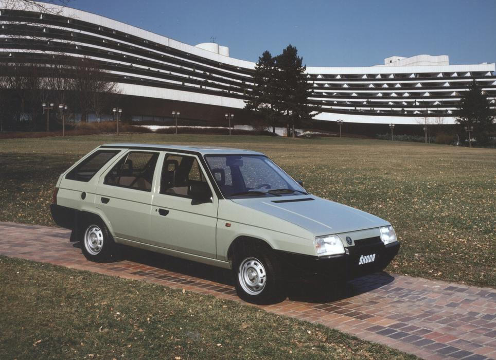 Škoda Forman se představila na 32. Mezinárodním strojírenském veletrhu v Brně, který odstartoval 12. září 1990.