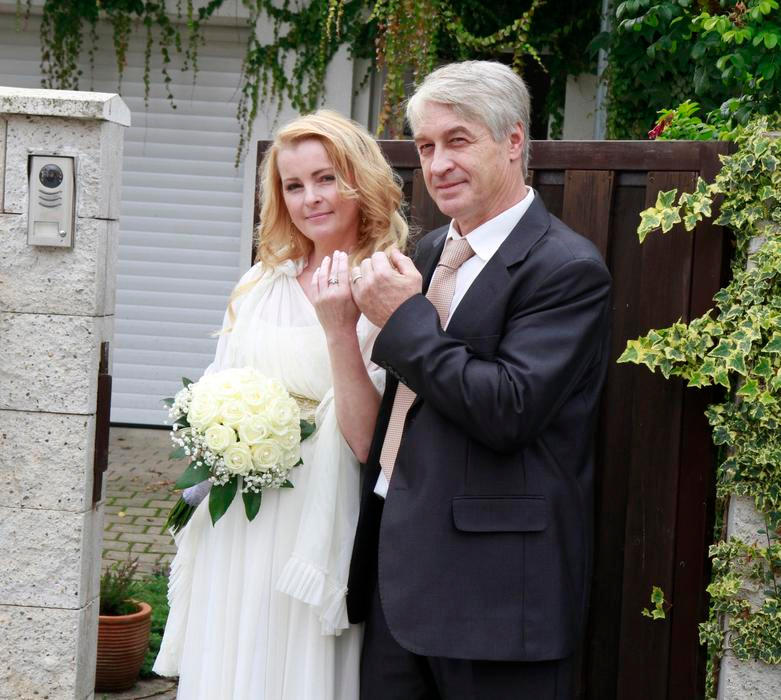 Svatba Ivety Bartošové a Josefa Rychtáře proběhla 24. 9. 2013 na Úřadě městské části Praha 22.