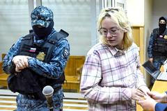 18letá zpěvačka Diana Loginovová před petrohradským soudem v listopadu 2025.