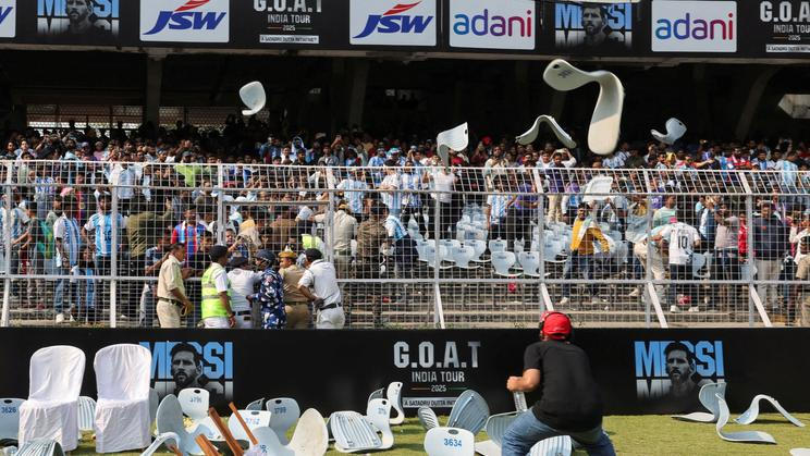 Rozzlobení fanoušci ničili stadion a házeli vytrhanými sedačkami a lahvemi