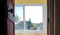 Přestože byla fenka vůči lidem velmi ostražitá, její psí srdce si získal Elizabethin nejmladší syn Archie.