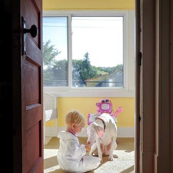 Přestože byla fenka vůči lidem velmi ostražitá, její psí srdce si získal Elizabethin nejmladší syn Archie.