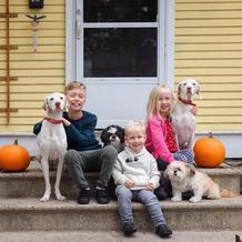 Přestože byla fenka vůči lidem velmi ostražitá, její psí srdce si získal Elizabethin nejmladší syn Archie.